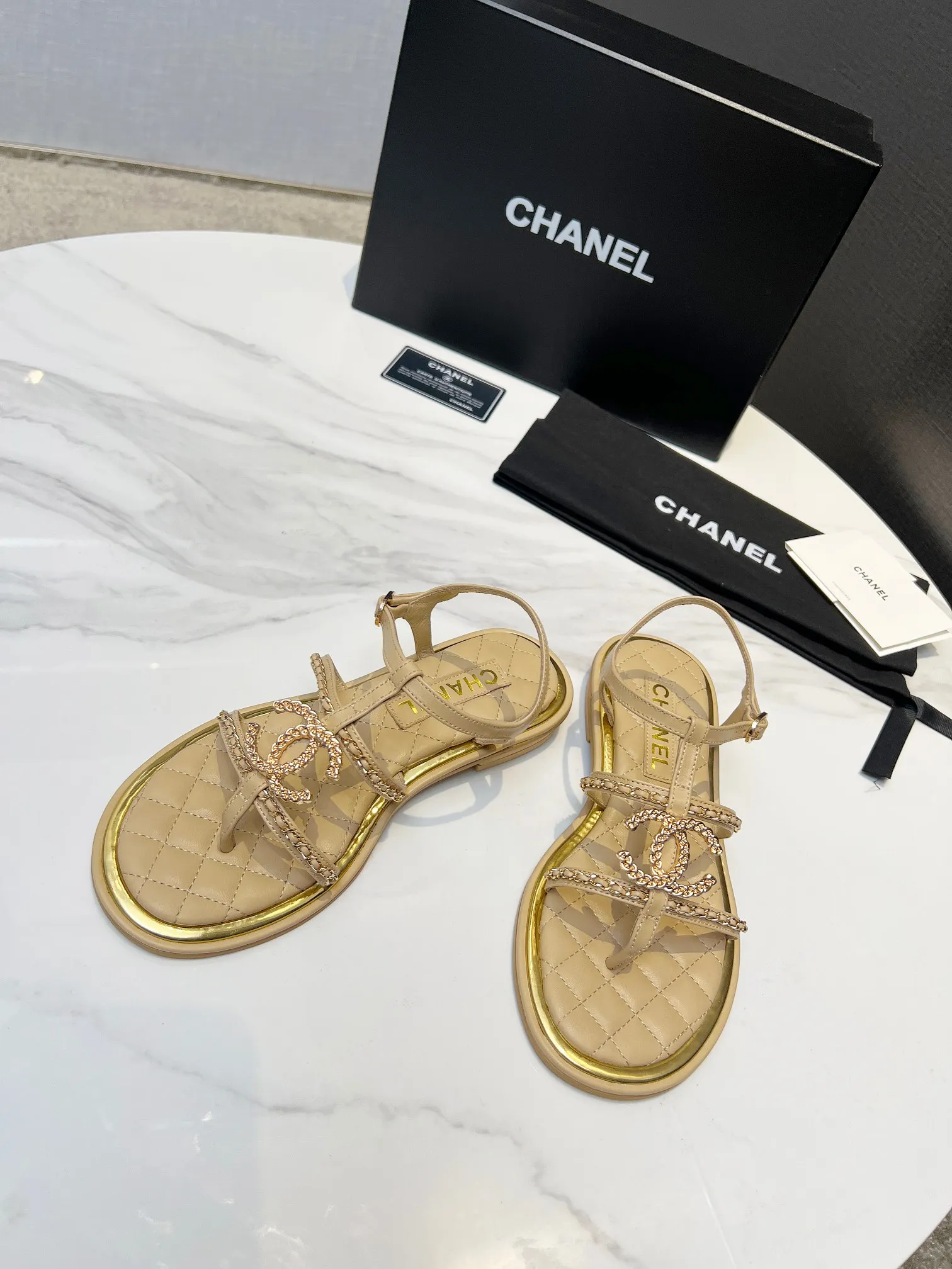 👟👟Ex-factory price 520👟👟 CHANEL2025 Xiaoxiang new classic flip-flop sandals, unique double-layer welt craftsmanship, 👡 👄Original 1:1 molded logo🧡Exudes lasting charm Xiaoxiang sandals👡Vivid intellectual elegance👥Bring out the unique beauty of women👩‍🦰 Fabric: Sheepskin Lining: Imported sheepskin , Outsole: Rubber outsole (leather outsole) Color: black/apricot/white, code number: 35-40 (41-41 customized, non-refundable and non-exchangeable)